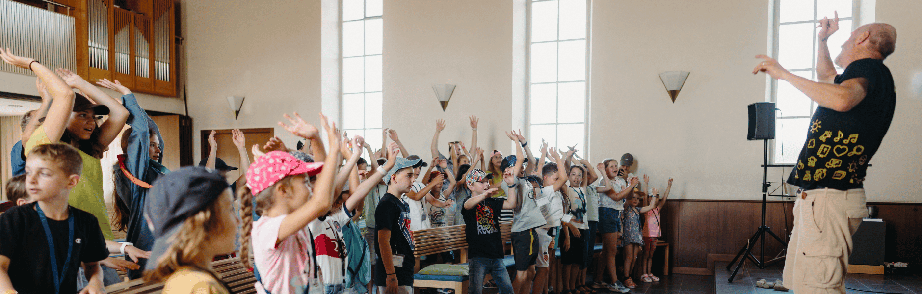 Kinder erleben das Entdeckerdorf in der Kirche