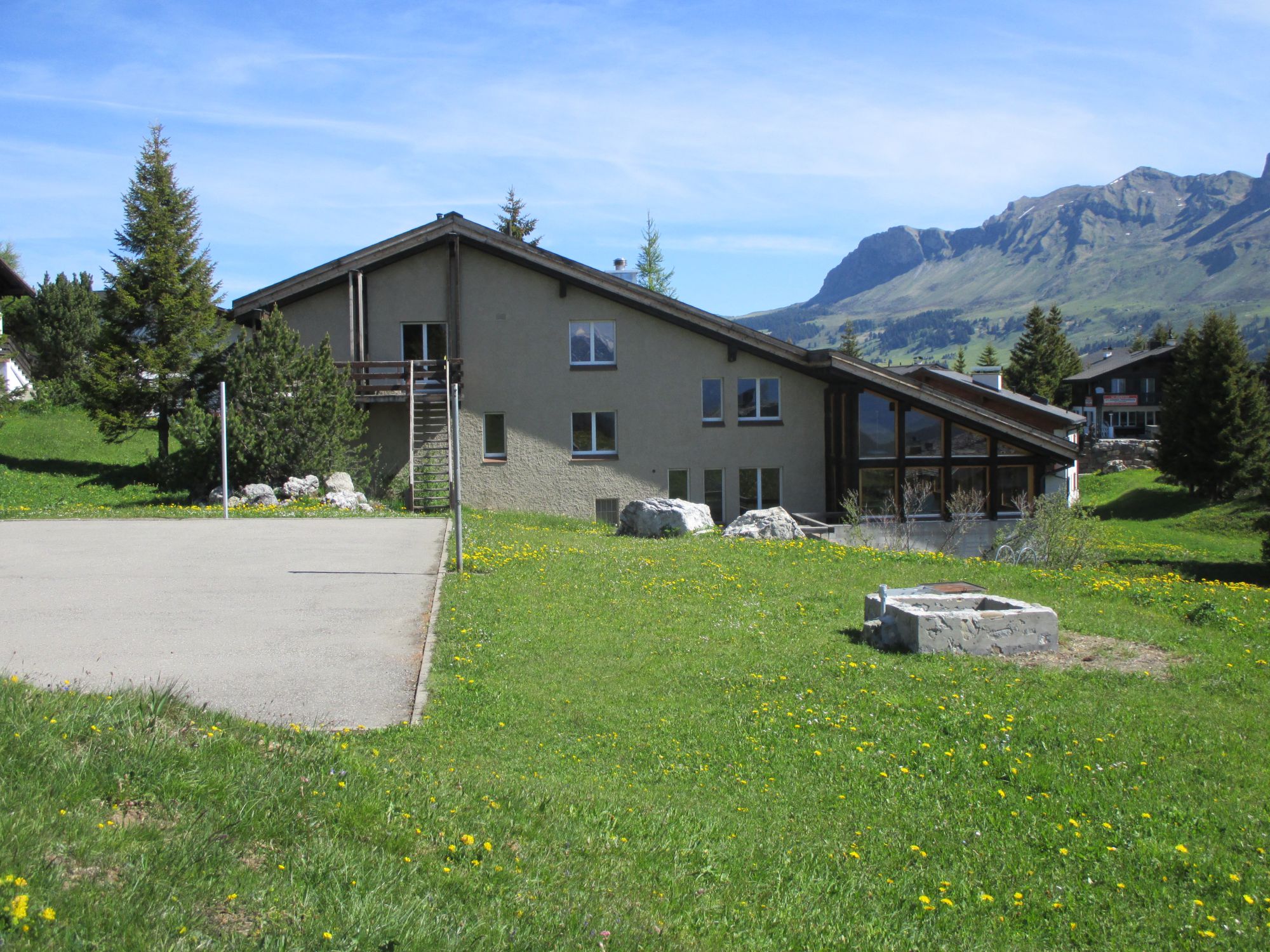 Jugendhaus Valbella im Sommer mit Grillplatz